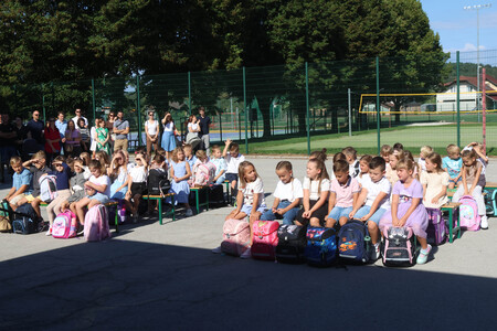 PRVI ŠOLSKI DAN CERKNICA 07 FOTO LJUBO VUKELIČ
